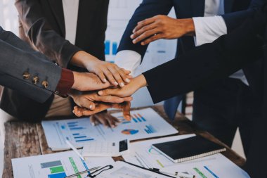 İş birleşme ve satın alma, başarılı müzakere, tokalaşma, ortaklık ve iş anlaşması konseptine ortak olmak için iki iş adamı el sıkışması.