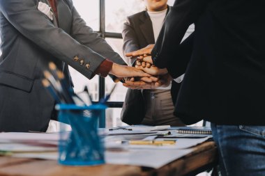 İş birleşme ve satın alma, başarılı müzakere, tokalaşma, ortaklık ve iş anlaşması konseptine ortak olmak için iki iş adamı el sıkışması.