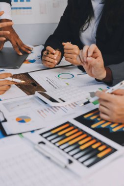 Muhasebe bankacılığı konsepti. Finans işleriyle ilgilenen bir iş kadını ve ofis masraflarını hesaplayan bir masa. Hesap makinesi ve mali muhasebe kullanan bir kadın..