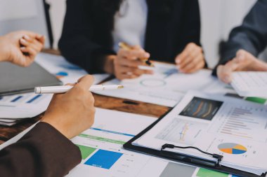 Muhasebe bankacılığı konsepti. Finans işleriyle ilgilenen bir iş kadını ve ofis masraflarını hesaplayan bir masa. Hesap makinesi ve mali muhasebe kullanan bir kadın..