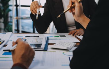 Muhasebe bankacılığı konsepti. Finans işleriyle ilgilenen bir iş kadını ve ofis masraflarını hesaplayan bir masa. Hesap makinesi ve mali muhasebe kullanan bir kadın..