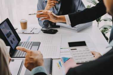 Mali Danışmanlık Servisi ekibi. Danışmanlık bürosundaki müşterilere yatırım planını gösteren Asyalı danışman.