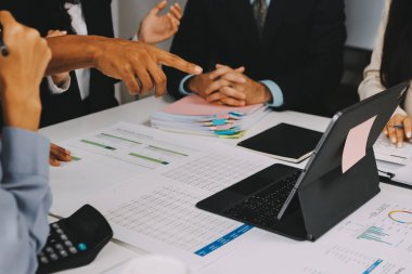 Mali Danışmanlık Servisi ekibi. Danışmanlık bürosundaki müşterilere yatırım planını gösteren Asyalı danışman.