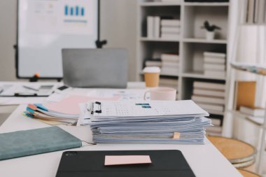 Mali Danışmanlık Servisi ekibi. Danışmanlık bürosundaki müşterilere yatırım planını gösteren Asyalı danışman.