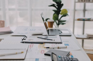 Mali Danışmanlık Servisi ekibi. Danışmanlık bürosundaki müşterilere yatırım planını gösteren Asyalı danışman.