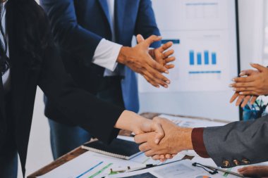 İş birleşme ve satın alma, başarılı müzakere, tokalaşma, ortaklık ve iş anlaşması konseptine ortak olmak için iki iş adamı el sıkışması.