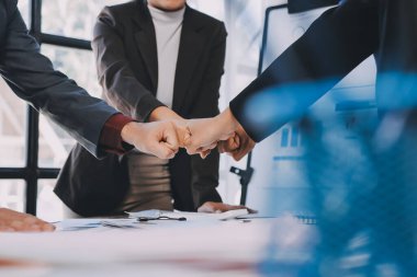 İş birleşme ve satın alma, başarılı müzakere, tokalaşma, ortaklık ve iş anlaşması konseptine ortak olmak için iki iş adamı el sıkışması.
