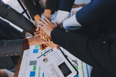 İş birleşme ve satın alma, başarılı müzakere, tokalaşma, ortaklık ve iş anlaşması konseptine ortak olmak için iki iş adamı el sıkışması.