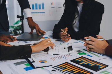 Muhasebe bankacılığı konsepti. Finans işleriyle ilgilenen bir iş kadını ve ofis masraflarını hesaplayan bir masa. Hesap makinesi ve mali muhasebe kullanan bir kadın..