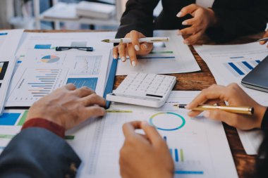 Muhasebe bankacılığı konsepti. Finans işleriyle ilgilenen bir iş kadını ve ofis masraflarını hesaplayan bir masa. Hesap makinesi ve mali muhasebe kullanan bir kadın..