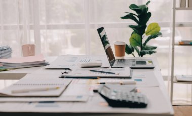 Mali Danışmanlık Servisi ekibi. Danışmanlık bürosundaki müşterilere yatırım planını gösteren Asyalı danışman.