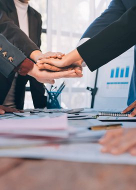 İş birleşme ve satın alma, başarılı müzakere, tokalaşma, ortaklık ve iş anlaşması konseptine ortak olmak için iki iş adamı el sıkışması.
