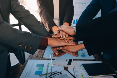 İş birleşme ve satın alma, başarılı müzakere, tokalaşma, ortaklık ve iş anlaşması konseptine ortak olmak için iki iş adamı el sıkışması.