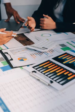 Muhasebe bankacılığı konsepti. Finans işleriyle ilgilenen bir iş kadını ve ofis masraflarını hesaplayan bir masa. Hesap makinesi ve mali muhasebe kullanan bir kadın..