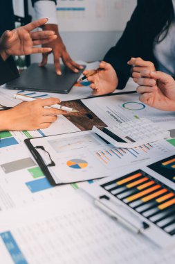 Muhasebe bankacılığı konsepti. Finans işleriyle ilgilenen bir iş kadını ve ofis masraflarını hesaplayan bir masa. Hesap makinesi ve mali muhasebe kullanan bir kadın..