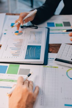 Muhasebe bankacılığı konsepti. Finans işleriyle ilgilenen bir iş kadını ve ofis masraflarını hesaplayan bir masa. Hesap makinesi ve mali muhasebe kullanan bir kadın..