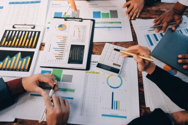 Muhasebe bankacılığı konsepti. Finans işleriyle ilgilenen bir iş kadını ve ofis masraflarını hesaplayan bir masa. Hesap makinesi ve mali muhasebe kullanan bir kadın..