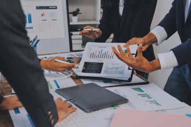 Muhasebe şirketi kazançlı nakit akışı için finansman ve vergilendirme planlaması, ofiste çalışan denetçi ve muhasebeci ekibi, mali verileri ve muhasebe kayıtlarını hesap makinesiyle analiz eder.