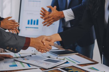 İş birleşme ve satın alma, başarılı müzakere, tokalaşma, ortaklık ve iş anlaşması konseptine ortak olmak için iki iş adamı el sıkışması.