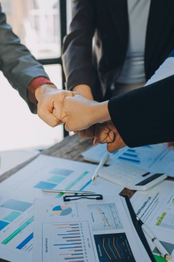 İş birleşme ve satın alma, başarılı müzakere, tokalaşma, ortaklık ve iş anlaşması konseptine ortak olmak için iki iş adamı el sıkışması.