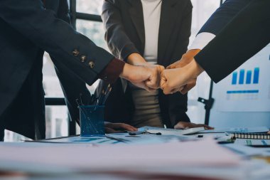 İş birleşme ve satın alma, başarılı müzakere, tokalaşma, ortaklık ve iş anlaşması konseptine ortak olmak için iki iş adamı el sıkışması.