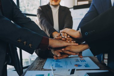 İş birleşme ve satın alma, başarılı müzakere, tokalaşma, ortaklık ve iş anlaşması konseptine ortak olmak için iki iş adamı el sıkışması.