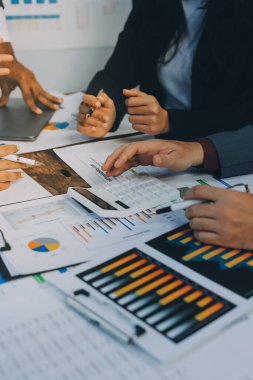 Muhasebe bankacılığı konsepti. Finans işleriyle ilgilenen bir iş kadını ve ofis masraflarını hesaplayan bir masa. Hesap makinesi ve mali muhasebe kullanan bir kadın..