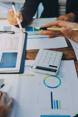 Muhasebe bankacılığı konsepti. Finans işleriyle ilgilenen bir iş kadını ve ofis masraflarını hesaplayan bir masa. Hesap makinesi ve mali muhasebe kullanan bir kadın..
