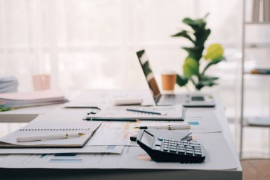 Mali Danışmanlık Servisi ekibi. Danışmanlık bürosundaki müşterilere yatırım planını gösteren Asyalı danışman.