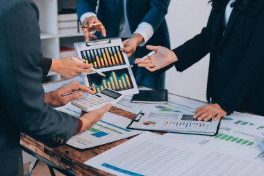 Muhasebe şirketi kazançlı nakit akışı için finansman ve vergilendirme planlaması, ofiste çalışan denetçi ve muhasebeci ekibi, mali verileri ve muhasebe kayıtlarını hesap makinesiyle analiz eder.