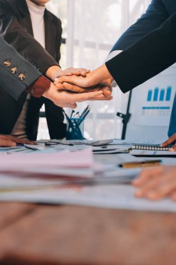 İş birleşme ve satın alma, başarılı müzakere, tokalaşma, ortaklık ve iş anlaşması konseptine ortak olmak için iki iş adamı el sıkışması.