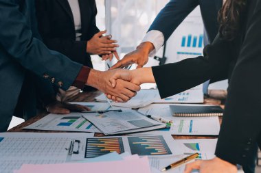 İş birleşme ve satın alma, başarılı müzakere, tokalaşma, ortaklık ve iş anlaşması konseptine ortak olmak için iki iş adamı el sıkışması.