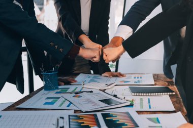 İş birleşme ve satın alma, başarılı müzakere, tokalaşma, ortaklık ve iş anlaşması konseptine ortak olmak için iki iş adamı el sıkışması.