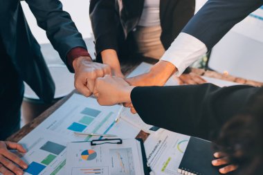 İş birleşme ve satın alma, başarılı müzakere, tokalaşma, ortaklık ve iş anlaşması konseptine ortak olmak için iki iş adamı el sıkışması.