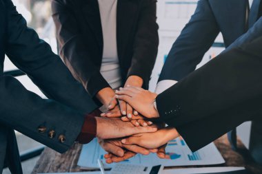 İş birleşme ve satın alma, başarılı müzakere, tokalaşma, ortaklık ve iş anlaşması konseptine ortak olmak için iki iş adamı el sıkışması.