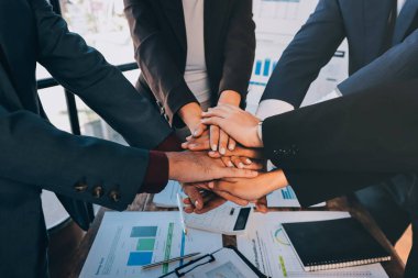 İş birleşme ve satın alma, başarılı müzakere, tokalaşma, ortaklık ve iş anlaşması konseptine ortak olmak için iki iş adamı el sıkışması.