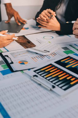 Muhasebe bankacılığı konsepti. Finans işleriyle ilgilenen bir iş kadını ve ofis masraflarını hesaplayan bir masa. Hesap makinesi ve mali muhasebe kullanan bir kadın..