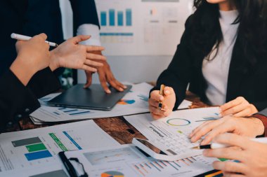 Muhasebe bankacılığı konsepti. Finans işleriyle ilgilenen bir iş kadını ve ofis masraflarını hesaplayan bir masa. Hesap makinesi ve mali muhasebe kullanan bir kadın..