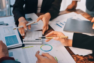 Muhasebe bankacılığı konsepti. Finans işleriyle ilgilenen bir iş kadını ve ofis masraflarını hesaplayan bir masa. Hesap makinesi ve mali muhasebe kullanan bir kadın..