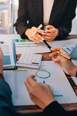 Muhasebe bankacılığı konsepti. Finans işleriyle ilgilenen bir iş kadını ve ofis masraflarını hesaplayan bir masa. Hesap makinesi ve mali muhasebe kullanan bir kadın..