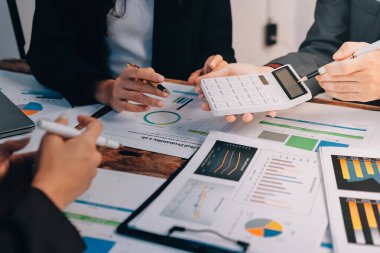 Muhasebe bankacılığı konsepti. Finans işleriyle ilgilenen bir iş kadını ve ofis masraflarını hesaplayan bir masa. Hesap makinesi ve mali muhasebe kullanan bir kadın..