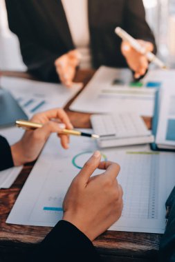 Muhasebe bankacılığı konsepti. Finans işleriyle ilgilenen bir iş kadını ve ofis masraflarını hesaplayan bir masa. Hesap makinesi ve mali muhasebe kullanan bir kadın..