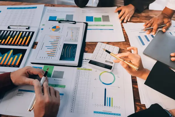 Muhasebe bankacılığı konsepti. Finans işleriyle ilgilenen bir iş kadını ve ofis masraflarını hesaplayan bir masa. Hesap makinesi ve mali muhasebe kullanan bir kadın..