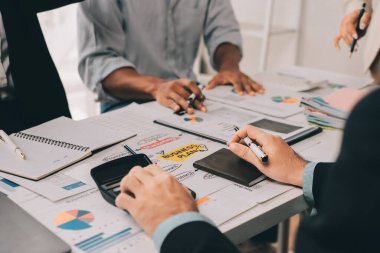 Mali Danışmanlık Servisi ekibi. Danışmanlık bürosundaki müşterilere yatırım planını gösteren Asyalı danışman.