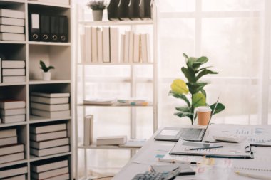 Mali Danışmanlık Servisi ekibi. Danışmanlık bürosundaki müşterilere yatırım planını gösteren Asyalı danışman.