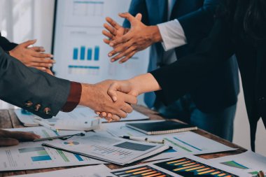 İş birleşme ve satın alma, başarılı müzakere, tokalaşma, ortaklık ve iş anlaşması konseptine ortak olmak için iki iş adamı el sıkışması.