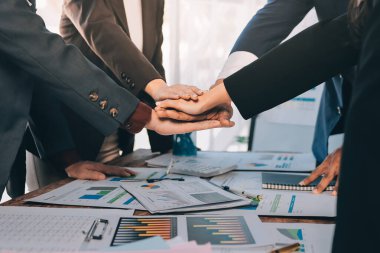 İş birleşme ve satın alma, başarılı müzakere, tokalaşma, ortaklık ve iş anlaşması konseptine ortak olmak için iki iş adamı el sıkışması.