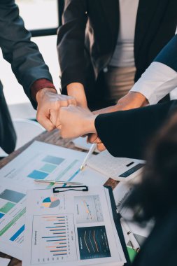 İş birleşme ve satın alma, başarılı müzakere, tokalaşma, ortaklık ve iş anlaşması konseptine ortak olmak için iki iş adamı el sıkışması.