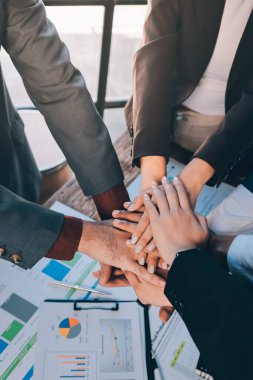 İş birleşme ve satın alma, başarılı müzakere, tokalaşma, ortaklık ve iş anlaşması konseptine ortak olmak için iki iş adamı el sıkışması.