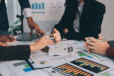 Muhasebe bankacılığı konsepti. Finans işleriyle ilgilenen bir iş kadını ve ofis masraflarını hesaplayan bir masa. Hesap makinesi ve mali muhasebe kullanan bir kadın..